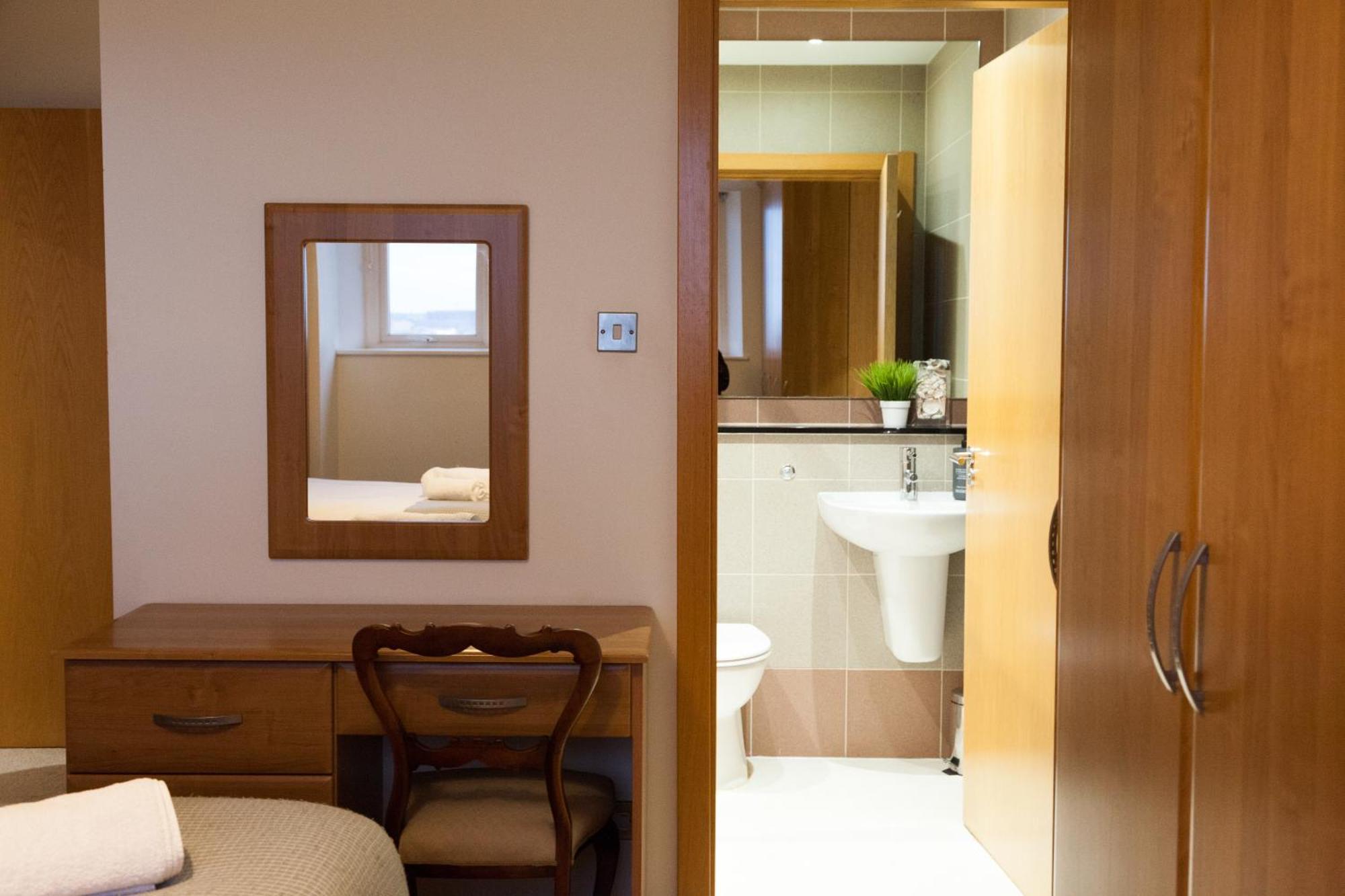 Weekly & Monthly Stays In Penthouse For Contractors Or Leisure Single Or Superking Beds Available Бёкенхэд Экстерьер фото