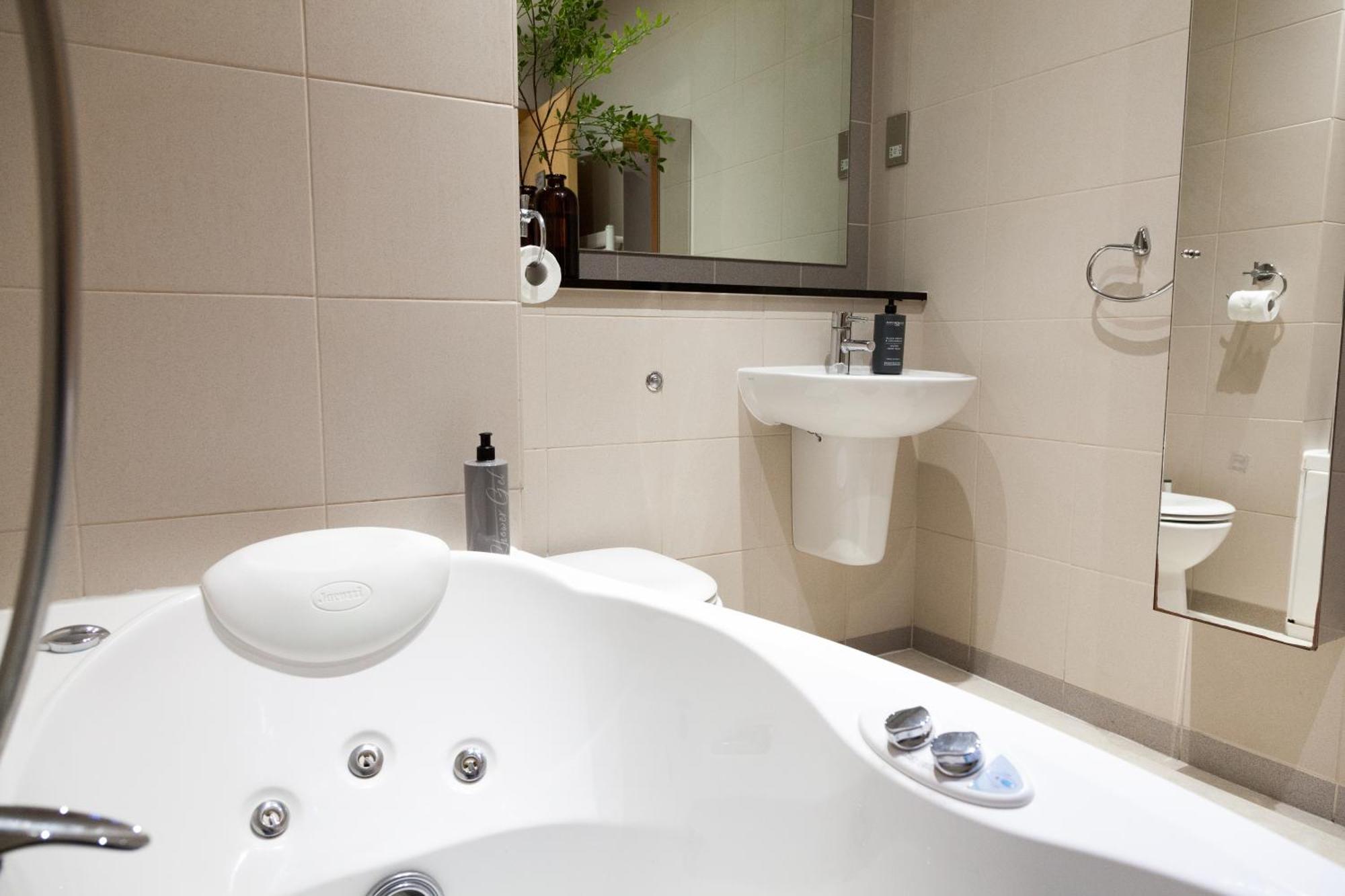 Weekly & Monthly Stays In Penthouse For Contractors Or Leisure Single Or Superking Beds Available Бёкенхэд Экстерьер фото